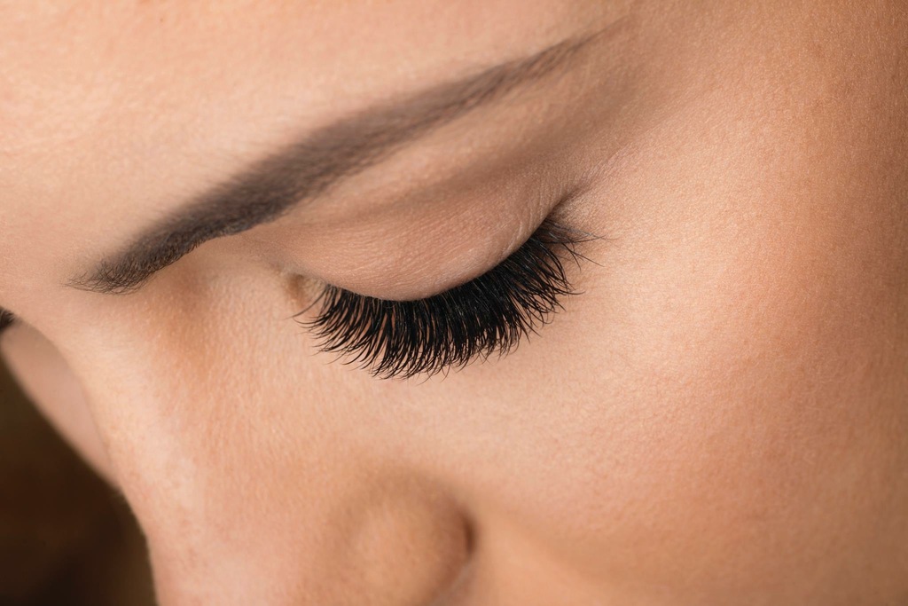 choisir entre extension et rehaussement de cils en institut aix en provence